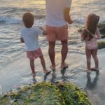 Manuela González Instagram - Si tan solo pudieran ver a través de una ventanita todo lo que eres… Cada mañana despiertas a estos gordos con absoluta simpatía y amor, cada mañana les preparas el desayuno, los guías para que manejen sus tiempos, peinas a Alma, les preparas sus loncheras, luego la cremita, el bloqueador, la loción, las carreras… y tú siempre ahí, PRESENTE, con mil cosas pero siempre ahí, para ellos, para nosotros. Eres un hombre amoroso y fantástico, que entiende que esta aventura es de dos! No te has perdido de absolutamente nada en la crianza de nuestros hijos, te has sufrido y te has gozado este reto como bien debe ser! Sabes? no podría haber elegido un mejor compañero de vida y papá para mis hijos. Tu eres mucho más de lo que alguna vez soñé! Que hermoso referente tienen Jero, Pedro y Alma de lo que debe ser un hombre, un papá, un esposo, un amigo. TE AMO ♥️ MI AMOR! FELIZ DÍA DEL PADRE! TE AMAMOS MUCHO, MUCHO, MUCHO!!! @andresvascomont