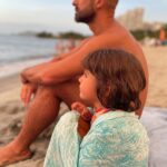 Manuela González Instagram - Si tan solo pudieran ver a través de una ventanita todo lo que eres… Cada mañana despiertas a estos gordos con absoluta simpatía y amor, cada mañana les preparas el desayuno, los guías para que manejen sus tiempos, peinas a Alma, les preparas sus loncheras, luego la cremita, el bloqueador, la loción, las carreras… y tú siempre ahí, PRESENTE, con mil cosas pero siempre ahí, para ellos, para nosotros. Eres un hombre amoroso y fantástico, que entiende que esta aventura es de dos! No te has perdido de absolutamente nada en la crianza de nuestros hijos, te has sufrido y te has gozado este reto como bien debe ser! Sabes? no podría haber elegido un mejor compañero de vida y papá para mis hijos. Tu eres mucho más de lo que alguna vez soñé! Que hermoso referente tienen Jero, Pedro y Alma de lo que debe ser un hombre, un papá, un esposo, un amigo. TE AMO ♥️ MI AMOR! FELIZ DÍA DEL PADRE! TE AMAMOS MUCHO, MUCHO, MUCHO!!! @andresvascomont