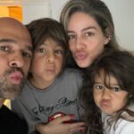 Manuela González Instagram - Si tan solo pudieran ver a través de una ventanita todo lo que eres… Cada mañana despiertas a estos gordos con absoluta simpatía y amor, cada mañana les preparas el desayuno, los guías para que manejen sus tiempos, peinas a Alma, les preparas sus loncheras, luego la cremita, el bloqueador, la loción, las carreras… y tú siempre ahí, PRESENTE, con mil cosas pero siempre ahí, para ellos, para nosotros. Eres un hombre amoroso y fantástico, que entiende que esta aventura es de dos! No te has perdido de absolutamente nada en la crianza de nuestros hijos, te has sufrido y te has gozado este reto como bien debe ser! Sabes? no podría haber elegido un mejor compañero de vida y papá para mis hijos. Tu eres mucho más de lo que alguna vez soñé! Que hermoso referente tienen Jero, Pedro y Alma de lo que debe ser un hombre, un papá, un esposo, un amigo. TE AMO ♥️ MI AMOR! FELIZ DÍA DEL PADRE! TE AMAMOS MUCHO, MUCHO, MUCHO!!! @andresvascomont