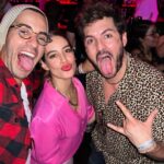 Manuela González Instagram - La noche de anoche, celebrando a las personas que día a día lo entregan todo y más, por sacar adelante los sueños del entretenimiento! Y celebrando además a nuestro hermoso @rodrigo_candamil quien Justo cumplió años! Y a eso súmele la buena vibra, la buena música, la luna llena, el celador en bici, el desmayado… @rodrigo_candamil @eltuto8 WHAT A NIGHT!!! Los quiero mucho!!!♥️ 📷 @eltuto8 👌🏻⚡️