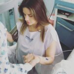 Manuela González Instagram - #tbt Del día en que me convertí en madre por primera vez. Hay tantas anécdotas magicas como chistosas de aquel 8 de junio de 2016. Acá les comparto con mucho cariño estos recuerdos que significan todo para mi! 1. Minutos antes de dar a luz a mi Pedro hermoso. Mi cara de dicha se debe a que milagrosamente después de una “siesta”, había logrado dilatar a 9 y estaba lista para pujar al mundo al amor de mi vida! (Un día les cuento el sueño que tuve durante esa siesta…el sueño más revelador de toda mi vida 🔮🌎🏞️) 2. Con mi Ángel, Maria Paulina Arboleda, con quien hice mi curso profiláctico y quien me acompañó y guió en mis dos partos! GRACIAS por siempre ♥️ 3. El papá más churro, enamorado y orgulloso con Pedro en brazos por primera vez 😍🙌🏻 4. Lactando a Pedro por vez primera, acababa de parir, la naturaleza en su máximo esplendor, el amor más puro de alimentar a mi hijo y conectarnos por el resto de la vida…🥹♥️🙌🏻💫