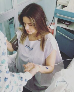 Manuela González Instagram - #tbt Del día en que me convertí en madre por primera vez. Hay tantas anécdotas magicas como chistosas de aquel 8 de junio de 2016. Acá les comparto con mucho cariño estos recuerdos que significan todo para mi!

1. Minutos antes de dar a luz a mi Pedro hermoso. Mi cara de dicha se debe a que milagrosamente después de una “siesta”, había logrado dilatar a 9 y estaba lista para pujar al mundo al amor de mi vida! (Un día les cuento el sueño que tuve durante esa siesta…el sueño más revelador de toda mi vida 🔮🌎🏞️)
2. Con mi Ángel, Maria Paulina Arboleda, con quien hice mi curso profiláctico y quien me acompañó y guió en mis dos partos! GRACIAS por siempre ♥️ 
3. El papá más churro, enamorado y orgulloso con Pedro en brazos por primera vez 😍🙌🏻
4. Lactando a Pedro por vez primera, acababa de parir, la naturaleza en su máximo esplendor, el amor más puro de alimentar a mi hijo y conectarnos por el resto de la vida…🥹♥️🙌🏻💫