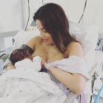 Manuela González Instagram - #tbt Del día en que me convertí en madre por primera vez. Hay tantas anécdotas magicas como chistosas de aquel 8 de junio de 2016. Acá les comparto con mucho cariño estos recuerdos que significan todo para mi! 1. Minutos antes de dar a luz a mi Pedro hermoso. Mi cara de dicha se debe a que milagrosamente después de una “siesta”, había logrado dilatar a 9 y estaba lista para pujar al mundo al amor de mi vida! (Un día les cuento el sueño que tuve durante esa siesta…el sueño más revelador de toda mi vida 🔮🌎🏞️) 2. Con mi Ángel, Maria Paulina Arboleda, con quien hice mi curso profiláctico y quien me acompañó y guió en mis dos partos! GRACIAS por siempre ♥️ 3. El papá más churro, enamorado y orgulloso con Pedro en brazos por primera vez 😍🙌🏻 4. Lactando a Pedro por vez primera, acababa de parir, la naturaleza en su máximo esplendor, el amor más puro de alimentar a mi hijo y conectarnos por el resto de la vida…🥹♥️🙌🏻💫