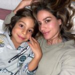 Manuela González Instagram - Ellos, los que me ponen a mil el corazón, los que me expanden, me retan, me enseñan, me llenan, me divierten. Me llaman MAMÁ y millones de partículas se encienden, haciendo posible, lo imposible! Una vida es muy poco para semejante aventura… LOS AMO HIJOS! TE AMO ANDRÉS! GRACIAS DIOS por el regalo inmenso de ser MAMÁ ♥️