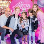 Manuela González Instagram - Recuerdos para toda la vida…🌈🦄🛼🍭💜🍰🌸 Para mi lo más cercano a la felicidad es hacer felices a quienes tanto amo! Alma cumplió 5 años y tenía claro lo que quería: “mami quiero bailar música con ritmo”! Es decir, nada de bailar la vaca Lola, ella quería Shakira a todo taco, “chis-pun” del mejor y luces y pista y hasta micrófono! Pero creo que jamás se imaginó tremenda fiesta de ensueño. Cada detalle, cada rincón parecía sacado de la mas top de sus fantasías! Y lo mejor, la energía bonita de todos sus amiguitos que gozaron a la par con ella! Y bueno, los grandes también nos enrumbamos, p’a que 😜💃 Así que acá les comparto algunos momentos! fueron tantos, que luego vendrá la parte #2 y quizá la 3… 😬🤣🤣 Todo esto fue posible Gracias a @posheventosboutique sin duda, LOS MEJORES! 💫🙌🏻 te amo @melaniereyesd ♥️ 🍰 @mimetipasteleriaoficial no se imaginan la delicia de torta! 🎶 @paquitagallego_ nuestra súper Dj! 🎆 @decolounge.com.co la pista de luces que hizo la diferencia! 🧑‍🎨 @kidsclubafterschool los mejores en recreacion y actividades! 👩‍🦳👱🏻‍♂️ @caramelosbga el show más increíble de Barbie y Ken! 🪑 @la_fete_rentals el mobiliario de los chiquis 🎁 @tinmarinddopingue las sorpresas más divinas! 📸 @colorhunt la encargada de plasmar todos estos momentos desde su corazón bonito y maravilloso ojo! @andresvascomont somos un gran equipo!!! TE AMO y amo lo que hemos construidos juntos 🥰🙌🏻♥️