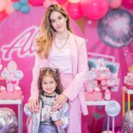 Manuela González Instagram - Recuerdos para toda la vida…🌈🦄🛼🍭💜🍰🌸 Para mi lo más cercano a la felicidad es hacer felices a quienes tanto amo! Alma cumplió 5 años y tenía claro lo que quería: “mami quiero bailar música con ritmo”! Es decir, nada de bailar la vaca Lola, ella quería Shakira a todo taco, “chis-pun” del mejor y luces y pista y hasta micrófono! Pero creo que jamás se imaginó tremenda fiesta de ensueño. Cada detalle, cada rincón parecía sacado de la mas top de sus fantasías! Y lo mejor, la energía bonita de todos sus amiguitos que gozaron a la par con ella! Y bueno, los grandes también nos enrumbamos, p’a que 😜💃 Así que acá les comparto algunos momentos! fueron tantos, que luego vendrá la parte #2 y quizá la 3… 😬🤣🤣 Todo esto fue posible Gracias a @posheventosboutique sin duda, LOS MEJORES! 💫🙌🏻 te amo @melaniereyesd ♥️ 🍰 @mimetipasteleriaoficial no se imaginan la delicia de torta! 🎶 @paquitagallego_ nuestra súper Dj! 🎆 @decolounge.com.co la pista de luces que hizo la diferencia! 🧑‍🎨 @kidsclubafterschool los mejores en recreacion y actividades! 👩‍🦳👱🏻‍♂️ @caramelosbga el show más increíble de Barbie y Ken! 🪑 @la_fete_rentals el mobiliario de los chiquis 🎁 @tinmarinddopingue las sorpresas más divinas! 📸 @colorhunt la encargada de plasmar todos estos momentos desde su corazón bonito y maravilloso ojo! @andresvascomont somos un gran equipo!!! TE AMO y amo lo que hemos construidos juntos 🥰🙌🏻♥️