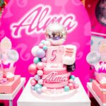 Manuela González Instagram - Recuerdos para toda la vida…🌈🦄🛼🍭💜🍰🌸 Para mi lo más cercano a la felicidad es hacer felices a quienes tanto amo! Alma cumplió 5 años y tenía claro lo que quería: “mami quiero bailar música con ritmo”! Es decir, nada de bailar la vaca Lola, ella quería Shakira a todo taco, “chis-pun” del mejor y luces y pista y hasta micrófono! Pero creo que jamás se imaginó tremenda fiesta de ensueño. Cada detalle, cada rincón parecía sacado de la mas top de sus fantasías! Y lo mejor, la energía bonita de todos sus amiguitos que gozaron a la par con ella! Y bueno, los grandes también nos enrumbamos, p’a que 😜💃 Así que acá les comparto algunos momentos! fueron tantos, que luego vendrá la parte #2 y quizá la 3… 😬🤣🤣 Todo esto fue posible Gracias a @posheventosboutique sin duda, LOS MEJORES! 💫🙌🏻 te amo @melaniereyesd ♥️ 🍰 @mimetipasteleriaoficial no se imaginan la delicia de torta! 🎶 @paquitagallego_ nuestra súper Dj! 🎆 @decolounge.com.co la pista de luces que hizo la diferencia! 🧑‍🎨 @kidsclubafterschool los mejores en recreacion y actividades! 👩‍🦳👱🏻‍♂️ @caramelosbga el show más increíble de Barbie y Ken! 🪑 @la_fete_rentals el mobiliario de los chiquis 🎁 @tinmarinddopingue las sorpresas más divinas! 📸 @colorhunt la encargada de plasmar todos estos momentos desde su corazón bonito y maravilloso ojo! @andresvascomont somos un gran equipo!!! TE AMO y amo lo que hemos construidos juntos 🥰🙌🏻♥️