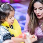 Manuela González Instagram - Recuerdos para toda la vida…🌈🦄🛼🍭💜🍰🌸 Para mi lo más cercano a la felicidad es hacer felices a quienes tanto amo! Alma cumplió 5 años y tenía claro lo que quería: “mami quiero bailar música con ritmo”! Es decir, nada de bailar la vaca Lola, ella quería Shakira a todo taco, “chis-pun” del mejor y luces y pista y hasta micrófono! Pero creo que jamás se imaginó tremenda fiesta de ensueño. Cada detalle, cada rincón parecía sacado de la mas top de sus fantasías! Y lo mejor, la energía bonita de todos sus amiguitos que gozaron a la par con ella! Y bueno, los grandes también nos enrumbamos, p’a que 😜💃 Así que acá les comparto algunos momentos! fueron tantos, que luego vendrá la parte #2 y quizá la 3… 😬🤣🤣 Todo esto fue posible Gracias a @posheventosboutique sin duda, LOS MEJORES! 💫🙌🏻 te amo @melaniereyesd ♥️ 🍰 @mimetipasteleriaoficial no se imaginan la delicia de torta! 🎶 @paquitagallego_ nuestra súper Dj! 🎆 @decolounge.com.co la pista de luces que hizo la diferencia! 🧑‍🎨 @kidsclubafterschool los mejores en recreacion y actividades! 👩‍🦳👱🏻‍♂️ @caramelosbga el show más increíble de Barbie y Ken! 🪑 @la_fete_rentals el mobiliario de los chiquis 🎁 @tinmarinddopingue las sorpresas más divinas! 📸 @colorhunt la encargada de plasmar todos estos momentos desde su corazón bonito y maravilloso ojo! @andresvascomont somos un gran equipo!!! TE AMO y amo lo que hemos construidos juntos 🥰🙌🏻♥️