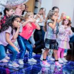 Manuela González Instagram - Recuerdos para toda la vida…🌈🦄🛼🍭💜🍰🌸 Para mi lo más cercano a la felicidad es hacer felices a quienes tanto amo! Alma cumplió 5 años y tenía claro lo que quería: “mami quiero bailar música con ritmo”! Es decir, nada de bailar la vaca Lola, ella quería Shakira a todo taco, “chis-pun” del mejor y luces y pista y hasta micrófono! Pero creo que jamás se imaginó tremenda fiesta de ensueño. Cada detalle, cada rincón parecía sacado de la mas top de sus fantasías! Y lo mejor, la energía bonita de todos sus amiguitos que gozaron a la par con ella! Y bueno, los grandes también nos enrumbamos, p’a que 😜💃 Así que acá les comparto algunos momentos! fueron tantos, que luego vendrá la parte #2 y quizá la 3… 😬🤣🤣 Todo esto fue posible Gracias a @posheventosboutique sin duda, LOS MEJORES! 💫🙌🏻 te amo @melaniereyesd ♥️ 🍰 @mimetipasteleriaoficial no se imaginan la delicia de torta! 🎶 @paquitagallego_ nuestra súper Dj! 🎆 @decolounge.com.co la pista de luces que hizo la diferencia! 🧑‍🎨 @kidsclubafterschool los mejores en recreacion y actividades! 👩‍🦳👱🏻‍♂️ @caramelosbga el show más increíble de Barbie y Ken! 🪑 @la_fete_rentals el mobiliario de los chiquis 🎁 @tinmarinddopingue las sorpresas más divinas! 📸 @colorhunt la encargada de plasmar todos estos momentos desde su corazón bonito y maravilloso ojo! @andresvascomont somos un gran equipo!!! TE AMO y amo lo que hemos construidos juntos 🥰🙌🏻♥️