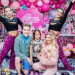 Manuela González Instagram - Recuerdos para toda la vida…🌈🦄🛼🍭💜🍰🌸 Para mi lo más cercano a la felicidad es hacer felices a quienes tanto amo! Alma cumplió 5 años y tenía claro lo que quería: “mami quiero bailar música con ritmo”! Es decir, nada de bailar la vaca Lola, ella quería Shakira a todo taco, “chis-pun” del mejor y luces y pista y hasta micrófono! Pero creo que jamás se imaginó tremenda fiesta de ensueño. Cada detalle, cada rincón parecía sacado de la mas top de sus fantasías! Y lo mejor, la energía bonita de todos sus amiguitos que gozaron a la par con ella! Y bueno, los grandes también nos enrumbamos, p’a que 😜💃 Así que acá les comparto algunos momentos! fueron tantos, que luego vendrá la parte #2 y quizá la 3… 😬🤣🤣 Todo esto fue posible Gracias a @posheventosboutique sin duda, LOS MEJORES! 💫🙌🏻 te amo @melaniereyesd ♥️ 🍰 @mimetipasteleriaoficial no se imaginan la delicia de torta! 🎶 @paquitagallego_ nuestra súper Dj! 🎆 @decolounge.com.co la pista de luces que hizo la diferencia! 🧑‍🎨 @kidsclubafterschool los mejores en recreacion y actividades! 👩‍🦳👱🏻‍♂️ @caramelosbga el show más increíble de Barbie y Ken! 🪑 @la_fete_rentals el mobiliario de los chiquis 🎁 @tinmarinddopingue las sorpresas más divinas! 📸 @colorhunt la encargada de plasmar todos estos momentos desde su corazón bonito y maravilloso ojo! @andresvascomont somos un gran equipo!!! TE AMO y amo lo que hemos construidos juntos 🥰🙌🏻♥️