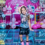 Manuela González Instagram - Recuerdos para toda la vida…🌈🦄🛼🍭💜🍰🌸 Para mi lo más cercano a la felicidad es hacer felices a quienes tanto amo! Alma cumplió 5 años y tenía claro lo que quería: “mami quiero bailar música con ritmo”! Es decir, nada de bailar la vaca Lola, ella quería Shakira a todo taco, “chis-pun” del mejor y luces y pista y hasta micrófono! Pero creo que jamás se imaginó tremenda fiesta de ensueño. Cada detalle, cada rincón parecía sacado de la mas top de sus fantasías! Y lo mejor, la energía bonita de todos sus amiguitos que gozaron a la par con ella! Y bueno, los grandes también nos enrumbamos, p’a que 😜💃 Así que acá les comparto algunos momentos! fueron tantos, que luego vendrá la parte #2 y quizá la 3… 😬🤣🤣 Todo esto fue posible Gracias a @posheventosboutique sin duda, LOS MEJORES! 💫🙌🏻 te amo @melaniereyesd ♥️ 🍰 @mimetipasteleriaoficial no se imaginan la delicia de torta! 🎶 @paquitagallego_ nuestra súper Dj! 🎆 @decolounge.com.co la pista de luces que hizo la diferencia! 🧑‍🎨 @kidsclubafterschool los mejores en recreacion y actividades! 👩‍🦳👱🏻‍♂️ @caramelosbga el show más increíble de Barbie y Ken! 🪑 @la_fete_rentals el mobiliario de los chiquis 🎁 @tinmarinddopingue las sorpresas más divinas! 📸 @colorhunt la encargada de plasmar todos estos momentos desde su corazón bonito y maravilloso ojo! @andresvascomont somos un gran equipo!!! TE AMO y amo lo que hemos construidos juntos 🥰🙌🏻♥️