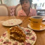Manuela González Instagram - Popurrí de una semana fantástica! 1- Alma, cómo se puede ser tan hermosa? 🦄💜☂️ 2- Atardeceres samarios de mi corazón 🍭 3- siempre es que acostado todo es mas bonito! 4- Ellos, mi todo ♥️ 5- estrenando la creación de Yinetcita! Y con mi vestido de @ancoraswimwear 6- La dulzura de Pedro! si van a santa Marta háganse un favor y vayan a @olivapanaderiaypasteleria 7- salto cuántico de Pedro (en qué momento se creció tanto?) 8- pascua 🪺 9- con la canción de @dualipa GÉNESIS pegada! 10- mi paraíso tropical del amor♥️🙌🏻💫 @andresvascomont