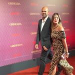 Manuela González Instagram - La gran noche de anoche y sin lugar a dudas, un sueño cumplido para Andrés! 😬🫠😍♥️ ➡️ ir a la última foto PARFAVARRRR 🤣🤣🤣 No les puedo explicar la belleza de esta mujer, ninguna foto le hará justicia jamás! Y su energía fabulosa la cual generosamente nos compartió a todos anoche Uff… Gracias @netflixcolombia por este fantástico lanzamiento de GRISELDA! Quedamos enganchadisimos!!! Necesitamos que se estrene ya! 😜🍿🎬 Y gracias a @pepapombocom por mi hermosura de vestido y a @sofiallanosaccessories por mis accesorios! ♥️😍 me sentí regia! @netflix @netflixlat @sofiavergara @andresvascomont