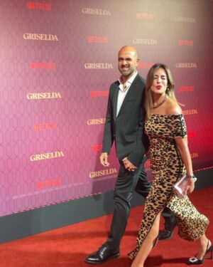 Manuela González Instagram - La gran noche de anoche y sin lugar a dudas, un sueño cumplido para Andrés! 😬🫠😍♥️ ➡️ ir a la última foto PARFAVARRRR 🤣🤣🤣
No les puedo explicar la belleza de esta mujer, ninguna foto le hará justicia jamás! Y su energía fabulosa la cual generosamente nos compartió a todos anoche Uff…
Gracias @netflixcolombia por este fantástico lanzamiento de GRISELDA! Quedamos enganchadisimos!!! Necesitamos que se estrene ya! 😜🍿🎬

Y gracias a @pepapombocom por mi hermosura de vestido y a @sofiallanosaccessories por mis accesorios! ♥️😍 me sentí regia! 

@netflix @netflixlat @sofiavergara @andresvascomont