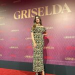 Manuela González Instagram - La gran noche de anoche y sin lugar a dudas, un sueño cumplido para Andrés! 😬🫠😍♥️ ➡️ ir a la última foto PARFAVARRRR 🤣🤣🤣 No les puedo explicar la belleza de esta mujer, ninguna foto le hará justicia jamás! Y su energía fabulosa la cual generosamente nos compartió a todos anoche Uff… Gracias @netflixcolombia por este fantástico lanzamiento de GRISELDA! Quedamos enganchadisimos!!! Necesitamos que se estrene ya! 😜🍿🎬 Y gracias a @pepapombocom por mi hermosura de vestido y a @sofiallanosaccessories por mis accesorios! ♥️😍 me sentí regia! @netflix @netflixlat @sofiavergara @andresvascomont