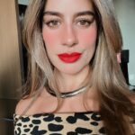 Manuela González Instagram - La gran noche de anoche y sin lugar a dudas, un sueño cumplido para Andrés! 😬🫠😍♥️ ➡️ ir a la última foto PARFAVARRRR 🤣🤣🤣 No les puedo explicar la belleza de esta mujer, ninguna foto le hará justicia jamás! Y su energía fabulosa la cual generosamente nos compartió a todos anoche Uff… Gracias @netflixcolombia por este fantástico lanzamiento de GRISELDA! Quedamos enganchadisimos!!! Necesitamos que se estrene ya! 😜🍿🎬 Y gracias a @pepapombocom por mi hermosura de vestido y a @sofiallanosaccessories por mis accesorios! ♥️😍 me sentí regia! @netflix @netflixlat @sofiavergara @andresvascomont