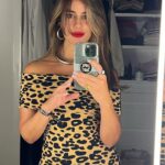 Manuela González Instagram - La gran noche de anoche y sin lugar a dudas, un sueño cumplido para Andrés! 😬🫠😍♥️ ➡️ ir a la última foto PARFAVARRRR 🤣🤣🤣 No les puedo explicar la belleza de esta mujer, ninguna foto le hará justicia jamás! Y su energía fabulosa la cual generosamente nos compartió a todos anoche Uff… Gracias @netflixcolombia por este fantástico lanzamiento de GRISELDA! Quedamos enganchadisimos!!! Necesitamos que se estrene ya! 😜🍿🎬 Y gracias a @pepapombocom por mi hermosura de vestido y a @sofiallanosaccessories por mis accesorios! ♥️😍 me sentí regia! @netflix @netflixlat @sofiavergara @andresvascomont