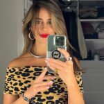 Manuela González Instagram - La gran noche de anoche y sin lugar a dudas, un sueño cumplido para Andrés! 😬🫠😍♥️ ➡️ ir a la última foto PARFAVARRRR 🤣🤣🤣 No les puedo explicar la belleza de esta mujer, ninguna foto le hará justicia jamás! Y su energía fabulosa la cual generosamente nos compartió a todos anoche Uff… Gracias @netflixcolombia por este fantástico lanzamiento de GRISELDA! Quedamos enganchadisimos!!! Necesitamos que se estrene ya! 😜🍿🎬 Y gracias a @pepapombocom por mi hermosura de vestido y a @sofiallanosaccessories por mis accesorios! ♥️😍 me sentí regia! @netflix @netflixlat @sofiavergara @andresvascomont