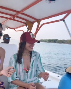Manuela González Instagram - Un domingo muy feliz!
Qué creen ustedes que pasó el la última foto? 
♥️🌴🌺🌊🎬

#Barú #colombia