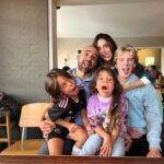 Manuela González Instagram - Un domingo muy hermoso, pre-celebrando el próximo cumple #15 de Jerito! ♥️🎂 y aunque en todas nos vemos muy bien portados, ➡️ las últimas dos fotos muestran más la realidad…🤪😵‍💫🤣🤣🤣