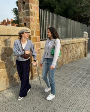 Mapi León Instagram - Una pata menos 🩼 , y habrá quien diga que llevo look de abuelo ❤️👍🏼 la última era la foto-prueba para ver la luz, pero me gusta 🥰 #7w2d