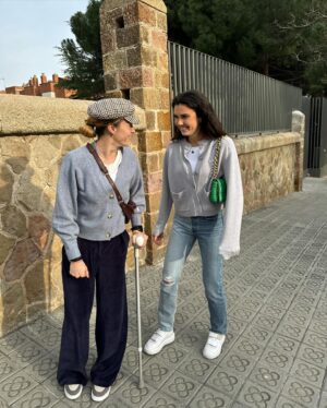 Mapi León Instagram - Una pata menos 🩼 , y habrá quien diga que llevo look de abuelo ❤️👍🏼 la última era la foto-prueba para ver la luz, pero me gusta 🥰 #7w2d