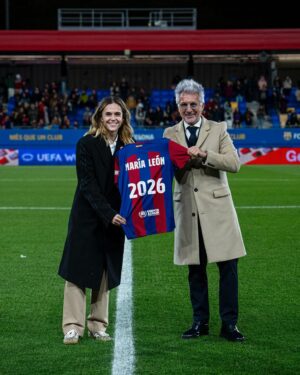 Mapi León Instagram - Muy feliz de continuar 2 añitos más en el club de mi corazón. 💙 MÉS QUE UN CLUB ❤️ 

Quería dar las gracias a todas las personas que han hecho posible este camino que tanto estoy disfrutando. Y por supuesto dar las gracias a todas las personas que se quedaron ayer, me lo pasé muy bien, sois los mejores. Y gracias culés porque me siento muy querida aquí. 💖 #Mapientrenadora #NopatiuÉsunaBrometa #mesqueunclub @fcbfemeni @uproconsulting