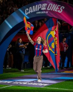 Mapi León Instagram - Ayer 💙❤️ fue muy divertido y me lo pasé muy bien. Gracias mi gente 🥰 Vídeo versión larga y… Sigue hasta el final para ver la evolución de mi bandera 🚩jiji 😁