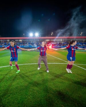 Mapi León Instagram - Ayer 💙❤️ fue muy divertido y me lo pasé muy bien. Gracias mi gente 🥰
Vídeo versión larga y… 
Sigue hasta el final para ver la evolución de mi bandera 🚩jiji 😁