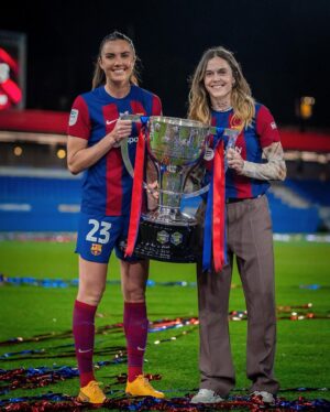 Mapi León Instagram - Ayer 💙❤️ fue muy divertido y me lo pasé muy bien. Gracias mi gente 🥰
Vídeo versión larga y… 
Sigue hasta el final para ver la evolución de mi bandera 🚩jiji 😁