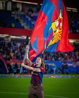 Mapi León Instagram - Ayer 💙❤️ fue muy divertido y me lo pasé muy bien. Gracias mi gente 🥰
Vídeo versión larga y… 
Sigue hasta el final para ver la evolución de mi bandera 🚩jiji 😁