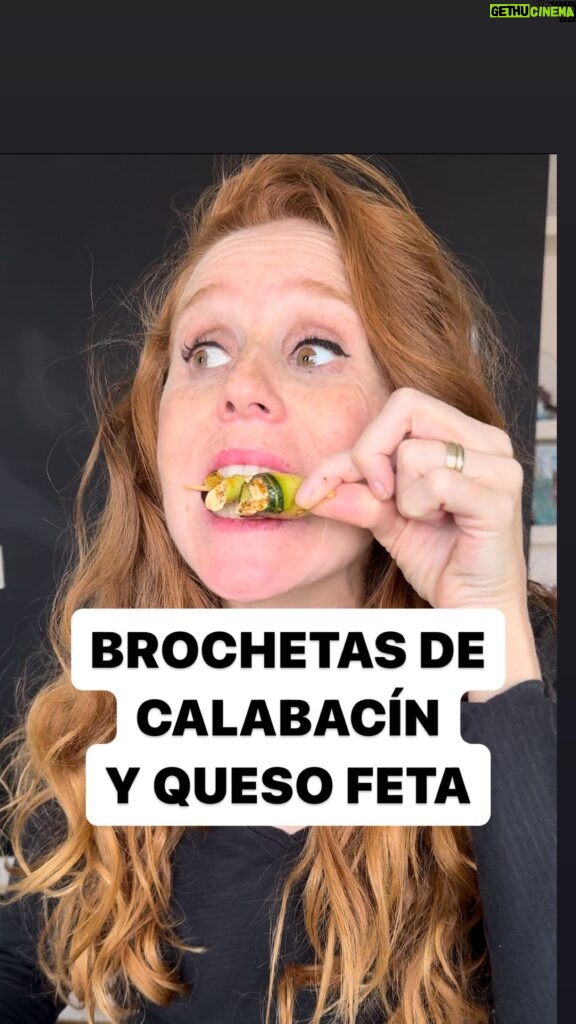 María Castro Instagram - BROCHETA DE CALABACÍN Y QJESO FETA! En un cuenco: -pimentón dulce -orégano o hierbas provenzales -aceite de oliva virgen extra -tacos de queso feta Removemos para q se impregne bien. Cortamos láminas de calabacín con pelapatatas, y enroscamos dedos de queso feta, pinchándolos en una brocheta. Sellamos en sartén vuelta y vuelta con pelín de aceite y a gozar! IM PRE SIO NAN TE!!!