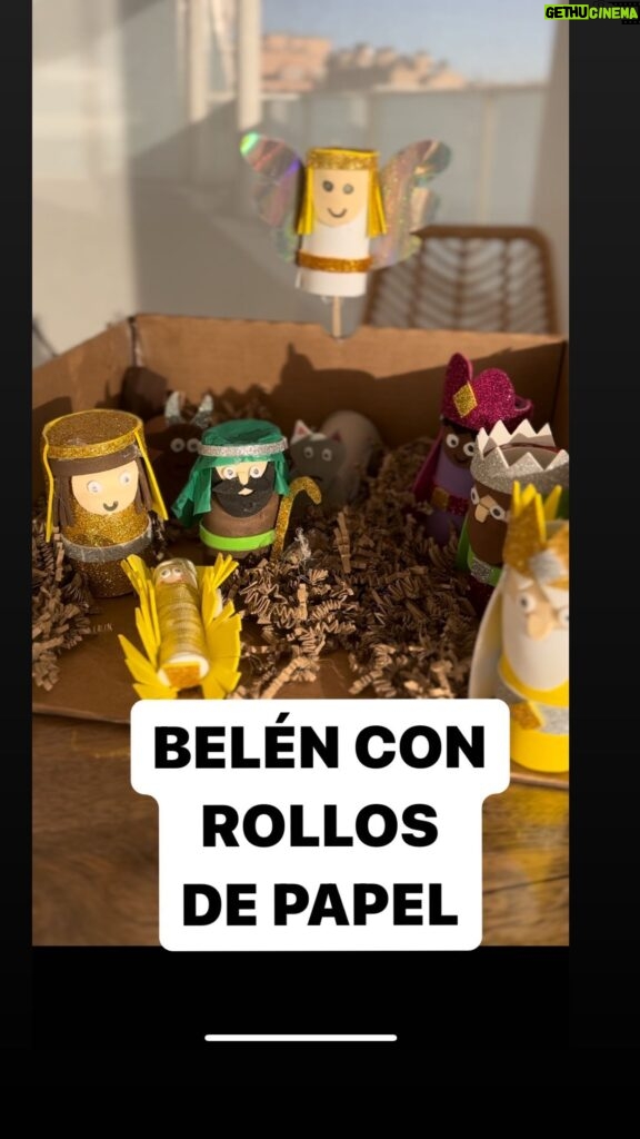 María Castro Instagram - BELEN CON ROLLOS DE PAPEL!! Ya veis: rollos, goma Eva, pegamento e imaginación! Es el Belen favorito de las nenas… y es que lo hecho a mano y en familia, siempre suma!