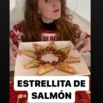 María Castro Instagram – ESTRELLITA DE NAVIDAD!!!!!

Es tan bonita y tan tan rica!!!
Mi propuesta ( porque el relleno puede ser tan variado, como vuestros gustos)

-lámina de hojaldre circular
-lo marcamos y cortamos como indico en el vídeo 
– untamos con queso de untar
-colocamos el salmón ahumado
-vamos ahora con las dobleces y cortes del círculo central (tal y como veis en el vídeo)
-y una vez esté la estrellita, decoráis!!! Yo con aceitunas y queso cherry.
-pintamos con huevo
– echamos semillitas o frutos secos 

Y al horno a 180 unos 15 min!!!!

Decidme q lo haréis!!!! Y las novedades que aportáis!!!