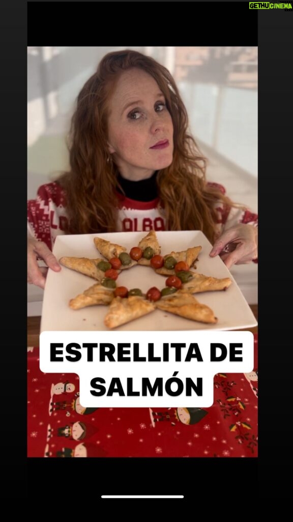 María Castro Instagram - ESTRELLITA DE NAVIDAD!!!!! Es tan bonita y tan tan rica!!! Mi propuesta ( porque el relleno puede ser tan variado, como vuestros gustos) -lámina de hojaldre circular -lo marcamos y cortamos como indico en el vídeo - untamos con queso de untar -colocamos el salmón ahumado -vamos ahora con las dobleces y cortes del círculo central (tal y como veis en el vídeo) -y una vez esté la estrellita, decoráis!!! Yo con aceitunas y queso cherry. -pintamos con huevo - echamos semillitas o frutos secos Y al horno a 180 unos 15 min!!!! Decidme q lo haréis!!!! Y las novedades que aportáis!!!