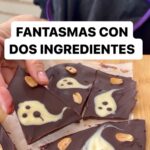 María Castro Instagram - Para Halloween falta un poquito, pero no me pude resistir a estos fantasmitas! - Chocolate negro al 70% derretido - gotitas de chocolate blanco - palillito para la forma del cuerpito - y gotitas para ojos y boca Frutos secos para decorar si se quiere… y listo! Truco o trato??????? O fantasma????