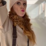 María Castro Instagram - El día puede dar muchas vueltas, y mis días concretamente suelen dar para mucho…!!!! O eso me decís… Y yo a veces pienso… pero si no lo publico todo… jajajaja!!! Sino igual os mareo…. El truco.. ? Mi energía de nacimiento. Mi método…? Hacer las cosas rápido, no perfectas y dormir poco, claro! El caso es que, se de cómo se nos de, hay q estar preparad@s para ello!!!!! Y yo siempre “cargada” , vaya a donde vaya, con los “por si acasos…” “E si chove, que chova!!!” En el reels tenéis un ejemplo de las transformaciones posibles por las que voy pasando, de principio a fin… pero siempre bien equipada!!!!! Con @anekke.official !!! #publi