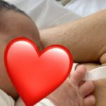 María Castro Instagram - FIN de una etapa… Esta es mi primera “teti” con Oli, y esta foto de ayer, fue tomada después de la última, creo…. Y después de tres años, puedo confesar que lloré… pero un rato largo y en silencio, mientras le agarraba fuertemente la manita. Quizá a algun@s les parezca exagerado, pero hace mucho que decidí no juzgar los sentimientos, y con trabajo y esfuerzo mediante, no juzgar tampoco los míos. NUNCA pensé que estaría tres años dando de mamar a nadie… pero es que tampoco nunca pensé que ninguna de mis hijas querría seguir ahí, de algún modo “enganchada” a mi, 3 años después. Con Maia fue un destete sencillo, a los 8 meses, y casi sin estar yo preparada, un día cerró la boca… y ya nunca más. Con Oli… con Oli fue bien distinto. Soportamos crisis de lactancia… la salida de los dientes… algún que otro mordisco… una gira enooorme de por medio, sacándome leche por España entera… En este punto, tengo q darle las GRACIAS mi marido, por entender que la lactancia es cosa de dos, durante jna gira eterna y “soportar esas noches”, que aún pareciendo pocas en 2 años (no más de 50), me consta que fueron excesivamente largas… quedándose en casa con una bebé, que lloraba horas por su teta, sentada en la puerta de la calle llamando por “mamááá”, hasta que finalmente caía rendida de puro agotamiento… Todo esto mientras la hermana mayor pero aún pequeña, lloraba al verla de pura angustia … y mamá también lloraba desde pueblos perdidos de España, al ver la estampa desde la cámara con wifi… hasta que un día se me dio por arrancarla de cuajo, por no poder soportar el corazón encogido en la distancia, mientras la leche y las lágrimas se me derramaban al tiempo sin control. Gracias papá… sé que te acostabas con terror, y seguro q con lágrimas de impotencia más de una vez. Pues bien… creo q hemos llegado hasta aquí… y justo de la forma q yo quería… sin negar y con mucho respeto. Hace tres meses q estoy embarazada, y aún con mis dolores y malestar he elegido seguir, para ver si era ella la q tomaba la decisión… sobre todo porque, mamando solo para dormir, me olía que el final podía estar cerca… y ya habiendo llegado hasta aquí…. (Sigue en comentarios ….)