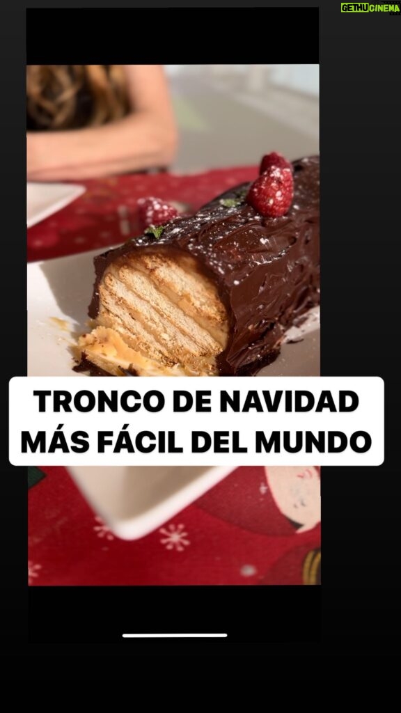 María Castro Instagram - TRONCO DE NAVIDAD!!! Mezclamos: -queso de untar 150g -turrón blando 150g -y chocolate blanco derretido 100g Está es nuestra crema. Preparamos una torre de galleta ( IMPORTANTE MOJAR CADA GALLETA EN LECHE) y crema, la tumbamos y la cubrimos con más crema Lo llevamos a enfriar Mientras… -derretimos chocolate 150g -con matequilla 30g Y recubrimos. Para decorar: - frambuesas -hojitas -azúcar glass Y vuestros invitados VAN A ALUCINAR