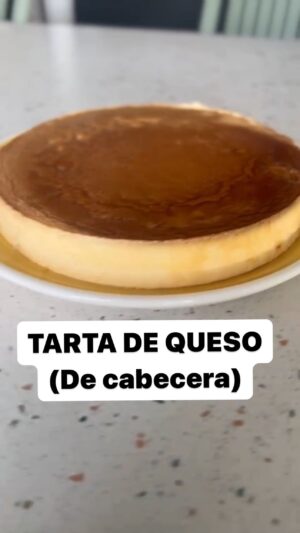 María Castro Instagram - TARTA DE QUESO DE CABECERA!!!!

Olivia la “aprendedora” (así dice ella en el vídeo, que viene siendo la que aprende) y una servidora!!! Manos a la OBRA y a dúo!

Menudo espectáculo, de verdad!!!!
-queso de untar 200 g
-leche 200 ml
-medio vaso de azúcar
-2 huevos y una yema.

Caramelo en la base y se va al baño María a 180, unos 40-50 min!! Hasta q el palillo salga limpio!

Dejamos enfriar bien bien… y bueno, repetiréis PRONTO, seguro!!!!