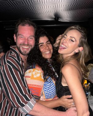 María Elisa Camargo Instagram - Qué honor de invitación y qué linda manera de comenzar mi nueva etapa en Bogotá. Inspirada por los alcances del talento colombiano. Asombrada de los pasos de gigante y las puertas que abre para todos nosotros GRISELDA. Qué delicia de energía ayer. Fue una fiesta de amigos, pura parcería, buenos deseos, encouragement. No se la pierdan. Gracias @netflix #Griselda #netflix :: Por supuesto que iba vestida de Colombia! Gracias a mi adorado e incondicional @diegoguarnizomoda @diegogzo por mi vestido “AMAZONAS” 🌿🌸 que recibió un montón de flores! ✨