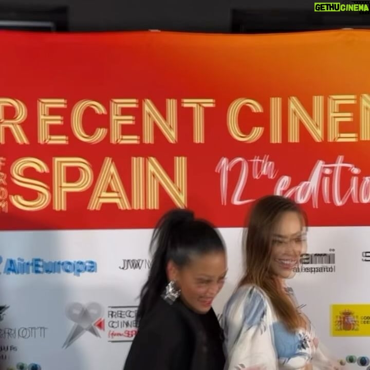 María Elisa Camargo Instagram - La felicidad de exaltar y celebrar el cine hispano… En el marco del Recent Cinema from Spain en Miami, @recentcinemafromspainmiami compartiendo con héroes de nuestra industria y nutriéndome de arte e historias maravillosas hechas en España. Gracias @garlemendezz por la invitación, qué honor sumarme a tu propósito, eres una DURA. Sigamos elevándonos y apoyándonos que así avanzamos más rico, con amor! @celinestoribio mi gran mentora, poder de mujer, gracias por siempre tenerme en cuenta y por ese cariño tan genuino! Tremendo reencuentro! Y a mi manager @alexandrajhleight qué emocionante sorpresa poder abrazarte y celebrar todo lo que se nos viene juntas! Gracias por apostarle a mi trabajo y no rendirte! A mi hermana/designer/stylist súper estrella @daniellabatlle por el vestidazo “escénico” perfecto para la ocasión (y el baile). Y Olé! 💃🏻 Si están en Miami, no se lo pierrrdan! Películas mágicas, hasta Nov 18 🎞️