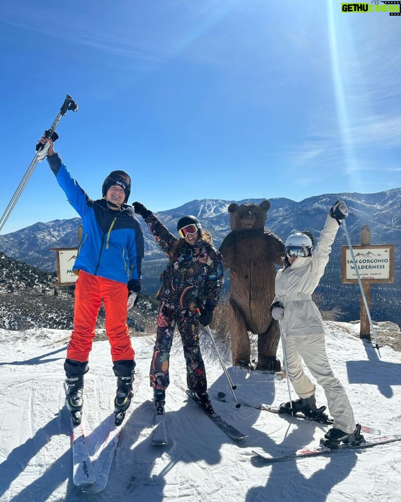 María Elisa Camargo Instagram - Have some mercy. It’s like my 7th or 8th time 🎿 Este peje salao se adaptó a la nieve ❄️ :: Gracias @catalinaramirezchaves (FELICIDADES amiga por tu Emmy! Eres una dura) & @jsilver329 (insanely committed content creator, risking his own integrity 💪🏽) por unos días mágicos - y un behind the scenes even better 🥂, so far so good, 2024!