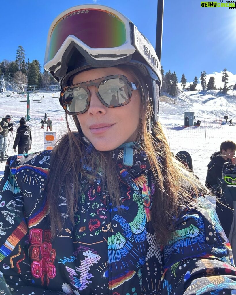 María Elisa Camargo Instagram - Have some mercy. It’s like my 7th or 8th time 🎿 Este peje salao se adaptó a la nieve ❄️ :: Gracias @catalinaramirezchaves (FELICIDADES amiga por tu Emmy! Eres una dura) & @jsilver329 (insanely committed content creator, risking his own integrity 💪🏽) por unos días mágicos - y un behind the scenes even better 🥂, so far so good, 2024!