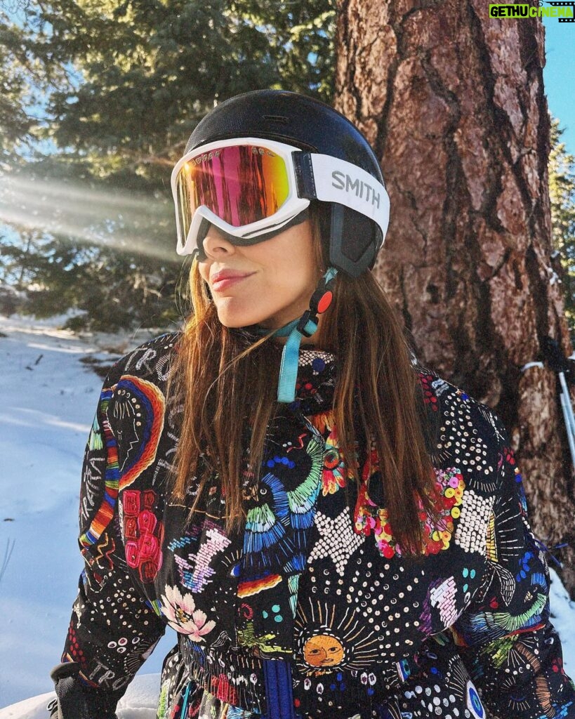 María Elisa Camargo Instagram - Have some mercy. It’s like my 7th or 8th time 🎿 Este peje salao se adaptó a la nieve ❄️ :: Gracias @catalinaramirezchaves (FELICIDADES amiga por tu Emmy! Eres una dura) & @jsilver329 (insanely committed content creator, risking his own integrity 💪🏽) por unos días mágicos - y un behind the scenes even better 🥂, so far so good, 2024!