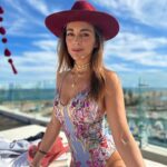 María Elisa Camargo Instagram - El perfecto cierre de un año que fue un reto para mí, para mi ego, mi auto-concepto. Qué tanta importancia le doy a encajar en un sistema que te obliga a trabajar y producir para obtener valor, y qué tanto recordar que somos seres espirituales y la importancia de jugar. WOW, qué expertos en jugar son mis amores de @maxacamp . Mind blown. The best experience to receive 2024 the WORLD had to offer, was this. Hands down. So much attention to detail, so much magic and generosity. Mexas know how to spoil ❤️ and they do it with a smile and a silly joke, every time. México tiene un chunk gigante de mi corazón. Siempre me pone las cosas en perspectiva. Y en este caso me queda claro que mi única misión en este mundo es dar AMOR, aceptar, tolerar, ESCUCHAR, darle un lugar a todos. Porque alguien tan privilegiado como yo, no tiene derecho a generar negatividad de ningún tipo. No tengo los traumas ni los demonios para respaldarlo. Así que sólo esperen amor y una sonrisa de esas amplias que ofrece mi cara, en el 2024. Gracias @craniareclaim por ofrecer básicamente un BURN en la playa. Best of every world! Y por supuesto al siempre PERFECTO y sensual @hotelelganzo por consentirnos y tratarnos divino. LOVE YOU. I’m hearing a lot about “our best version” this year, let’s walk like we talk. Ámonossss, que este año la ROMPEMOS! :: My perfect breezy tropical outfit by fave @carolinakuniverse - Mare One Piece Nico Robe (nailing it every time- so thankful for you and what you do for the artisan community 🫶). Mi fotógrafa, partner de NYE y content creator: @magssosa 👯‍♀️ #candid