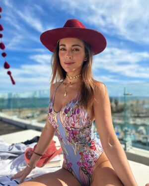 María Elisa Camargo Instagram - El perfecto cierre de un año que fue un reto para mí, para mi ego, mi auto-concepto. Qué tanta importancia le doy a encajar en un sistema que te obliga a trabajar y producir para obtener valor, y qué tanto recordar que somos seres espirituales y la importancia de jugar. WOW, qué expertos en jugar son mis amores de @maxacamp . Mind blown. The best experience to receive 2024 the WORLD had to offer, was this. Hands down. So much attention to detail, so much magic and generosity. Mexas know how to spoil ❤️ and they do it with a smile and a silly joke, every time. México tiene un chunk gigante de mi corazón. Siempre me pone las cosas en perspectiva. Y en este caso me queda claro que mi única misión en este mundo es dar AMOR, aceptar, tolerar, ESCUCHAR, darle un lugar a todos. Porque alguien tan privilegiado como yo, no tiene derecho a generar negatividad de ningún tipo. No tengo los traumas ni los demonios para respaldarlo. Así que sólo esperen amor y una sonrisa de esas amplias que ofrece mi cara, en el 2024. Gracias @craniareclaim por ofrecer básicamente un BURN en la playa. Best of every world! Y por supuesto al siempre PERFECTO y sensual @hotelelganzo por consentirnos y tratarnos divino. LOVE YOU. I’m hearing a lot about “our best version” this year, let’s walk like we talk. Ámonossss, que este año la ROMPEMOS! :: My perfect breezy tropical outfit by fave @carolinakuniverse - Mare One Piece   Nico Robe (nailing it every time- so thankful for you and what you do for the artisan community 🫶). Mi fotógrafa, partner de NYE y content creator: @magssosa 👯‍♀️ #candid
