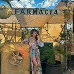María Elisa Camargo Instagram - El perfecto cierre de un año que fue un reto para mí, para mi ego, mi auto-concepto. Qué tanta importancia le doy a encajar en un sistema que te obliga a trabajar y producir para obtener valor, y qué tanto recordar que somos seres espirituales y la importancia de jugar. WOW, qué expertos en jugar son mis amores de @maxacamp . Mind blown. The best experience to receive 2024 the WORLD had to offer, was this. Hands down. So much attention to detail, so much magic and generosity. Mexas know how to spoil ❤️ and they do it with a smile and a silly joke, every time. México tiene un chunk gigante de mi corazón. Siempre me pone las cosas en perspectiva. Y en este caso me queda claro que mi única misión en este mundo es dar AMOR, aceptar, tolerar, ESCUCHAR, darle un lugar a todos. Porque alguien tan privilegiado como yo, no tiene derecho a generar negatividad de ningún tipo. No tengo los traumas ni los demonios para respaldarlo. Así que sólo esperen amor y una sonrisa de esas amplias que ofrece mi cara, en el 2024. Gracias @craniareclaim por ofrecer básicamente un BURN en la playa. Best of every world! Y por supuesto al siempre PERFECTO y sensual @hotelelganzo por consentirnos y tratarnos divino. LOVE YOU. I’m hearing a lot about “our best version” this year, let’s walk like we talk. Ámonossss, que este año la ROMPEMOS! :: My perfect breezy tropical outfit by fave @carolinakuniverse - Mare One Piece Nico Robe (nailing it every time- so thankful for you and what you do for the artisan community 🫶). Mi fotógrafa, partner de NYE y content creator: @magssosa 👯‍♀️ #candid