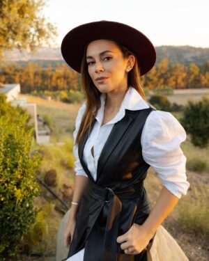 María Elisa Camargo Instagram - When the beauty of your surroundings matches that of the people involved. What a nice community, so open and kind! Thank you @magssosa for having me as your partner in crime... Happy birthday, bellezas! @stevenneman @jordanneman 🎂 EPIC day. For the 📚. Special thanks al más chingón @shotbykvng for capturing the memories with such elegance and accuracy 💫Y mi vestido @adrianafernandezpretaporter #CountrysideCouture