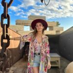 María Elisa Camargo Instagram - El perfecto cierre de un año que fue un reto para mí, para mi ego, mi auto-concepto. Qué tanta importancia le doy a encajar en un sistema que te obliga a trabajar y producir para obtener valor, y qué tanto recordar que somos seres espirituales y la importancia de jugar. WOW, qué expertos en jugar son mis amores de @maxacamp . Mind blown. The best experience to receive 2024 the WORLD had to offer, was this. Hands down. So much attention to detail, so much magic and generosity. Mexas know how to spoil ❤️ and they do it with a smile and a silly joke, every time. México tiene un chunk gigante de mi corazón. Siempre me pone las cosas en perspectiva. Y en este caso me queda claro que mi única misión en este mundo es dar AMOR, aceptar, tolerar, ESCUCHAR, darle un lugar a todos. Porque alguien tan privilegiado como yo, no tiene derecho a generar negatividad de ningún tipo. No tengo los traumas ni los demonios para respaldarlo. Así que sólo esperen amor y una sonrisa de esas amplias que ofrece mi cara, en el 2024. Gracias @craniareclaim por ofrecer básicamente un BURN en la playa. Best of every world! Y por supuesto al siempre PERFECTO y sensual @hotelelganzo por consentirnos y tratarnos divino. LOVE YOU. I’m hearing a lot about “our best version” this year, let’s walk like we talk. Ámonossss, que este año la ROMPEMOS! :: My perfect breezy tropical outfit by fave @carolinakuniverse - Mare One Piece Nico Robe (nailing it every time- so thankful for you and what you do for the artisan community 🫶). Mi fotógrafa, partner de NYE y content creator: @magssosa 👯‍♀️ #candid